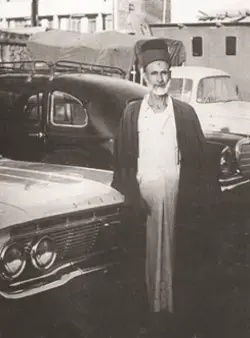 عكس قدیمی از سید هاشم حداد در خیابانی در کربلا
