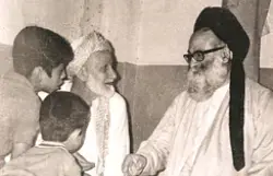 عکس مرحوم حداد و علامه طهرانی در کنار کودکان