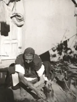 عکسی کمیاب از لحظه ی وضو گرفتن شیخ محمد جواد انصاری