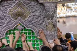 عکس ضریح امام حسین از نمای نزدیک در میان زائران