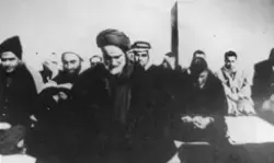عکسی قدیمی از مرحوم سید هاشم حداد پس از اقامه نماز