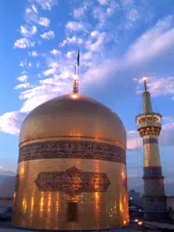 عکس زیبا از گنبد حرم امام رضا از فاصله‌ی نزدیک