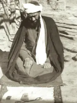 معروف ترین عکس شیخ محمد جواد انصاری هنگام نماز