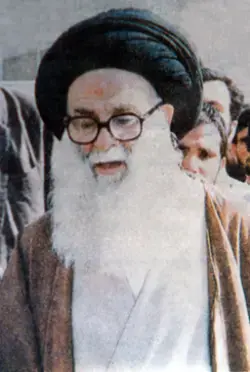 عکس با کیفیت از علامه طهرانی هنگام اقامه نماز 