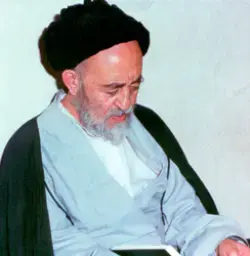 عکس علامه طباطبایی در کهنسالی و در حال مطالعه