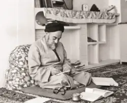 تصویری از علامه طباطبایی در حال مطالعه و نوشتن