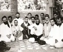 عکس کمیاب از سید هاشم حداد و علامه طهرانی کنار شاگردان