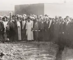 عکس علامه طباطبایی در مراسم کلنگ زنی مدرسه حجتیه