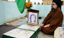 عکسی نادر از سید محمد محسن طهرانی بر سر مزار مرحوم حداد