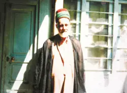 عکس سید هاشم حداد در اواخر عمر و در منزل