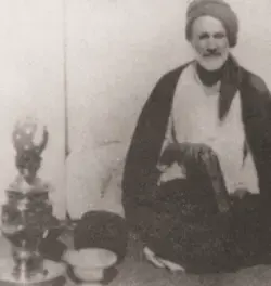 تصویر قدیمی از مرحوم سید هاشم حداد در اتاق منزل 