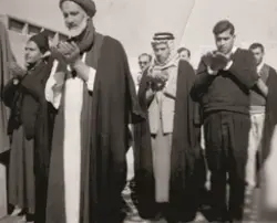 عکس سید هاشم حداد در حال اقامه ی نماز عید فطر