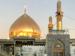 عکس از گنبد و مناره های حرم عسکریین در هنگام غروب